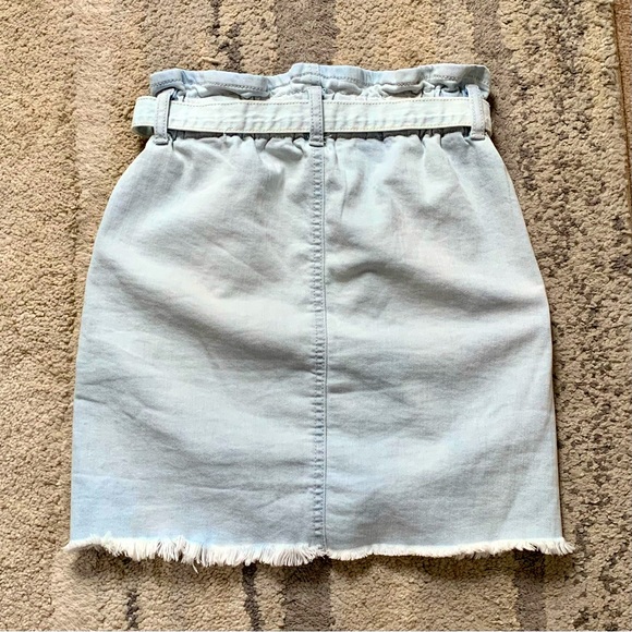 Women's SO High Rise Elastic Waist Pull On Distressed Denim Skirt Size 0 - Picture 4 of 4